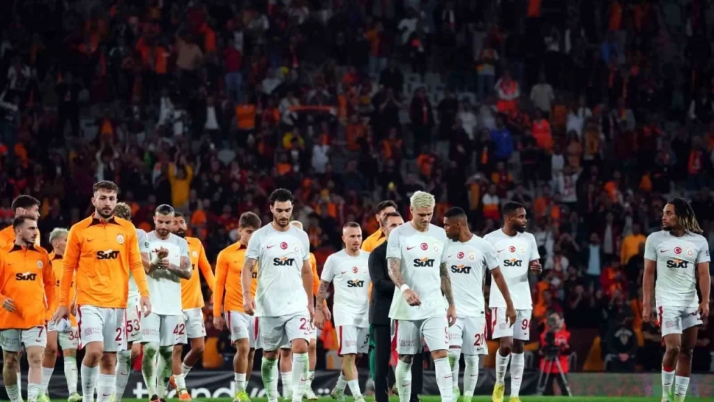 Okan Buruk: Manchester United'ı burada yenmek Türk futbolu için çok değerli bu yüzden mutluyuz
