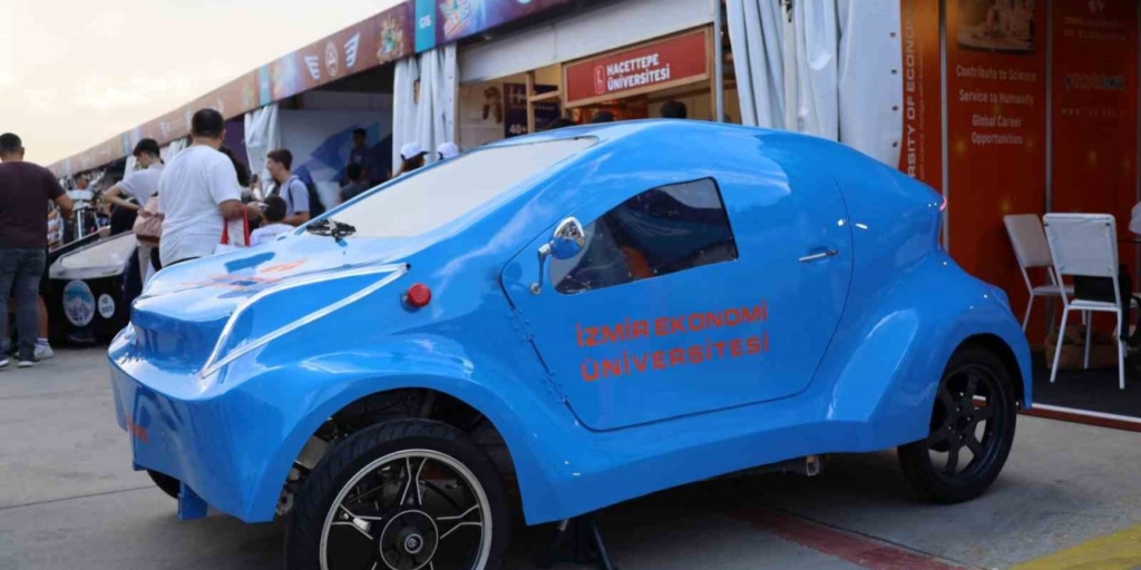 İEÜ'lü öğrencilerin geliştirdiği elektrikli otomobil TEKNOFEST’te tanıtıldı