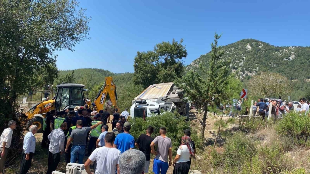 Kahramanmaraş'ta feci kaza :Freni patlayan kamyon cenaze namazı kılanlara çarptı, ölü ve yaralılar var