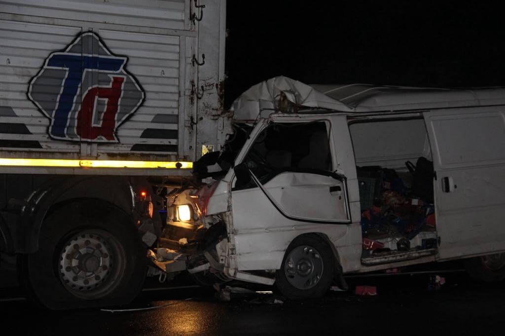 Afyon'da meydana gelen kazada minibüs sürücüsü yaşamını kaybetti