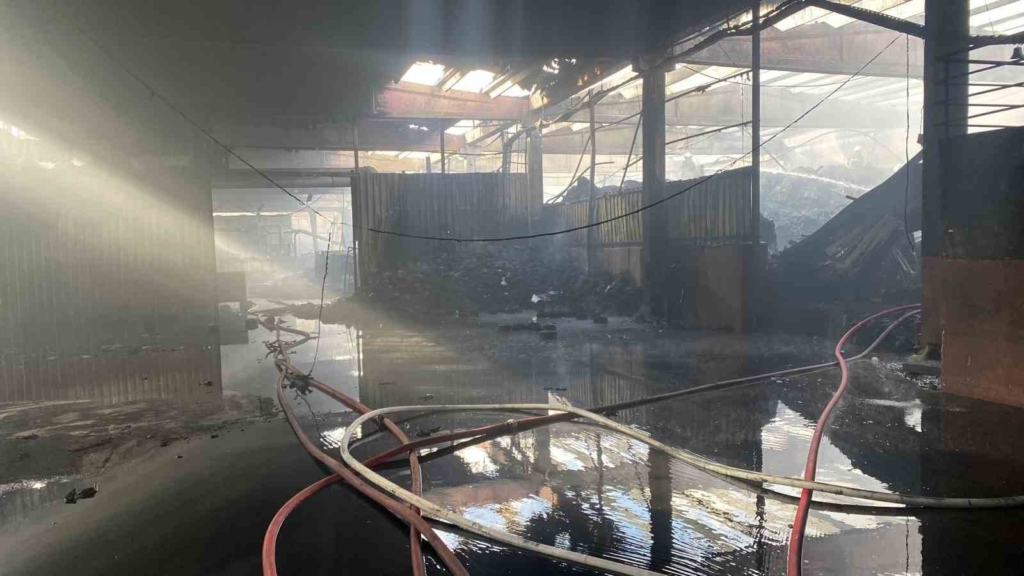 Tekstil fabrikasında çıkan yangın kontrol altında