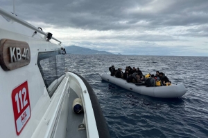 Bir lastik botta sürüklenen 47 göçmen kurtarıldı mı?